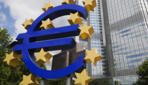 Entrada do banco central europeu, com destaque para logo do Euro, em azul, com estrelas em volta, alusivo aos índices Euro Stoxx 50 e DAX