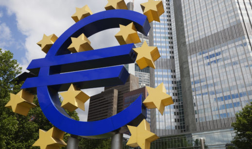 Entrada do banco central europeu, com destaque para logo do Euro, em azul, com estrelas em volta, alusivo aos índices Euro Stoxx 50 e DAX