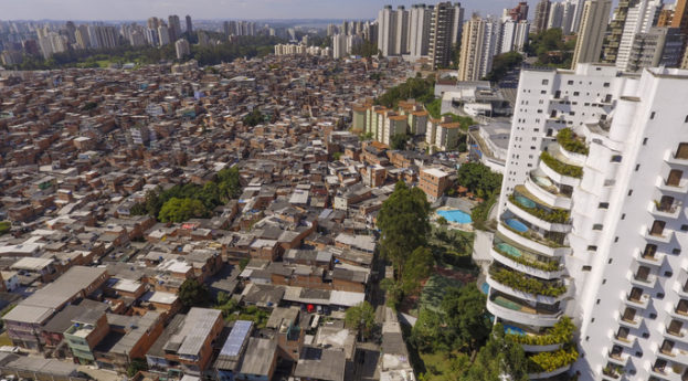 Favela e prédios de luxo em SP