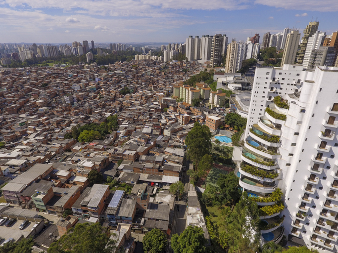Favela e prédios de luxo em SP