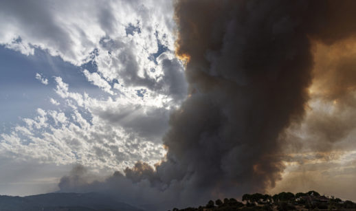 Paisagem de fumaça de queimada em floresta, alusivo ao PIB das cidades ameaçado pela degradação ambiental