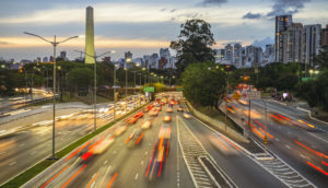 Vista de avenida em São Paulo próxima ao Obelisco, alusivo à economia brasileira em 2022
