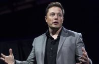 Bilionário Elon Musk, de tenro cinza e camisa preta, durante apresentação