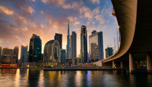paisagem do distrito financeiro de Dubai, nos Emirados Árabes Unidos, durante o pôr do sol