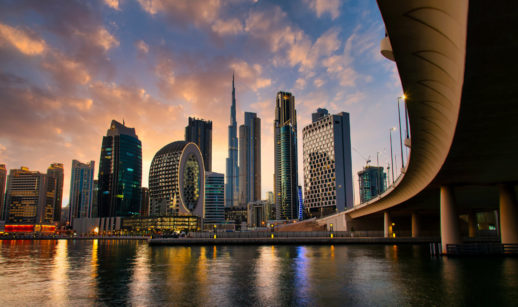 paisagem do distrito financeiro de Dubai, nos Emirados Árabes Unidos, durante o pôr do sol