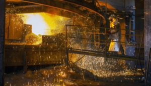 Trabalhador de usina de siderurgia próximo à caldeira quente, alusivo às atividades da Gerdau