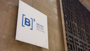 Fachada do prédio da B3 com destaque para placa com logo da bolsa de valores