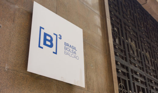 Placa da B3, que monta o índice IGPTW, branca, com logo e escritos "Brasil Bolsa Balcão" em azul, preso à fachada do prédio da sede em São Paulo