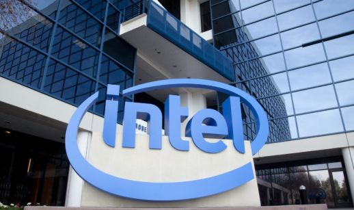 Fachada de prédio da Intel com destaque para letreiro gigante no formato do logo em azul