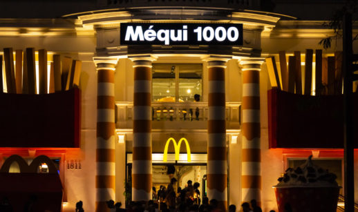 Fachada à noite do Méqui 1000, loja do McDonald's na Avenida Paulista, em São Paulo, com destaque para o letreiro e o logo "M" em amarelo