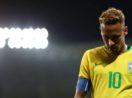 Neymar de cabeça baixa, saindo de campo com a camisa 10 da seleção brasileira e a braçadeira de capitão