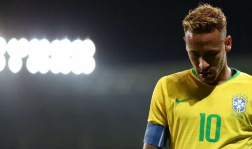 Neymar de cabeça baixa, saindo de campo com a camisa 10 da seleção brasileira e a braçadeira de capitão