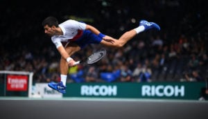 Novak Djokovic, saltando durante jogo de tênis