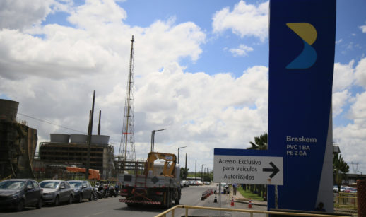 Entrada de unidade da Braskem, q tem como sócias a Petrobras e a Novonor, com destaque para totem azul e logo "B" da empresa