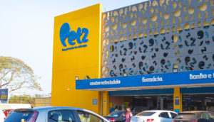 Fachada de loja da Petz, que comprou a dona do Supersecão, em amarelo e azul