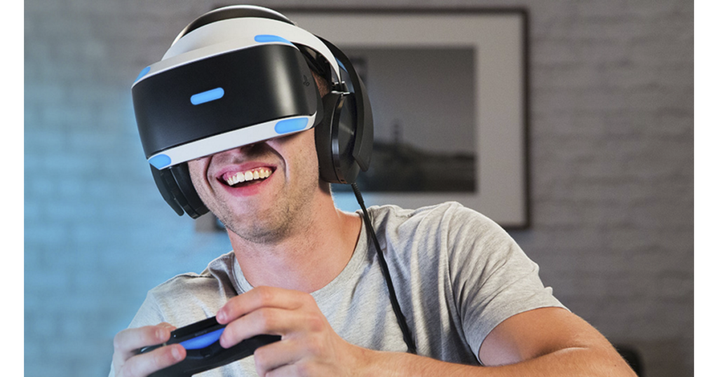PlayStation VR (foto) receberá upgrade no áudio e nas vibrações para aumentar a imersão do usuário nos jogos | Foto: Divulgação/Sony