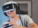 PlayStation VR2 Sense sendo usado por homem sorrindo