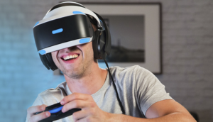 PlayStation VR2 Sense sendo usado por homem sorrindo