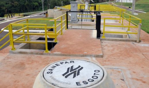 Estação de tratamento de esgoto da Sanepar, que emitirá debêntures, com destaque para tampa com os dizeres "Sanepar Esgoto"