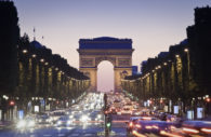 Arco do Triunfo, em Paris, na França, Europa, à noite, com trânsito próximo local, alusivo aos investimentos em tecnologia