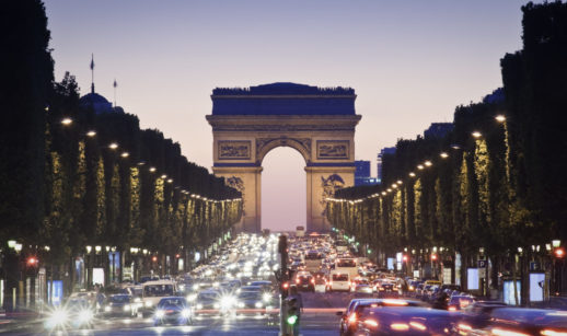 Arco do Triunfo, em Paris, na França, Europa, à noite, com trânsito próximo local, alusivo aos investimentos em tecnologia