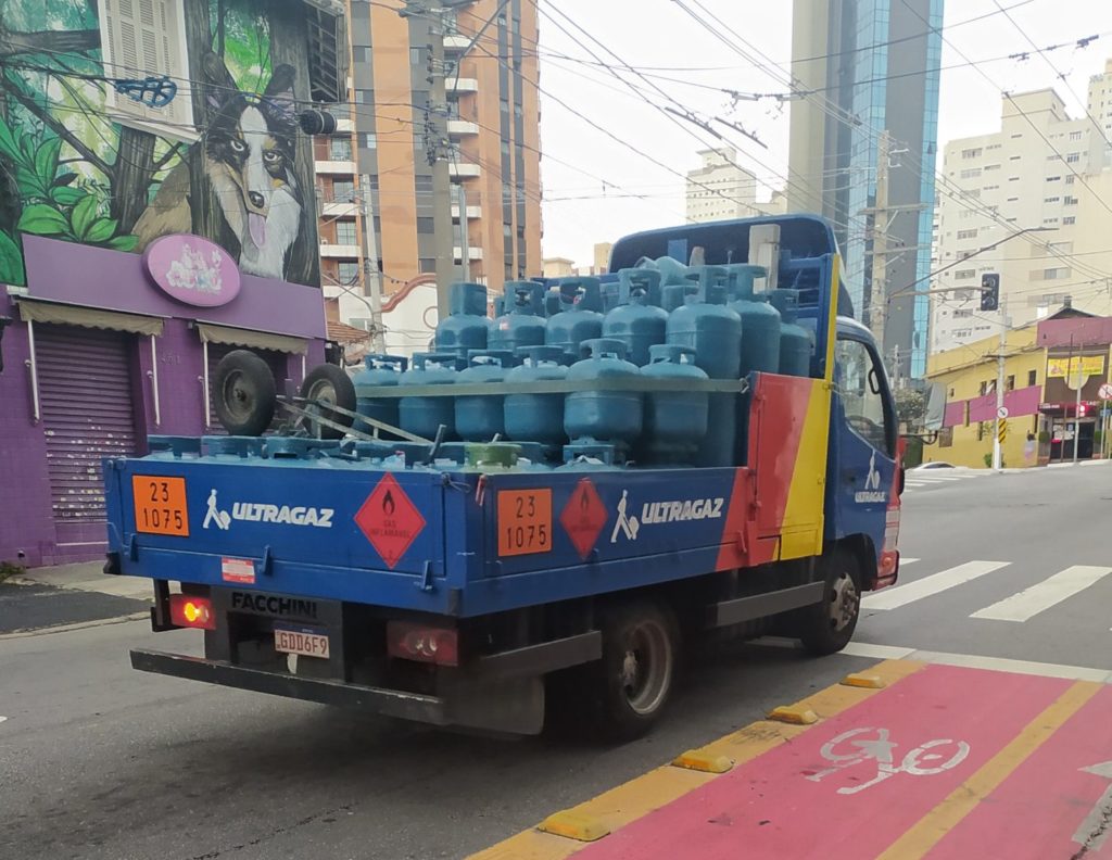 Caminhão azul da Ultragaz, que lançou Vale Gás, em rua de São Paulo com ciclovia vermelha ao lado