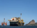 Paisagem do Rio de Janeiro com o Pão de Açúcar ao fundo e plataformas de petróleo em frente no mar, alusivo às atividades da Wintershall Dea