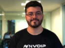 Leandro Campos, fundador da NVoiP, de camiseta preta com logo da empresa em branco e óculos