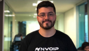 Leandro Campos, fundador da NVoiP, de camiseta preta com logo da empresa em branco e óculos