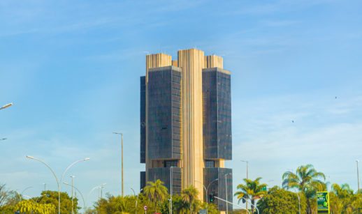 Banco Central do Brasil, em Brasília, com céu azul ao fundo