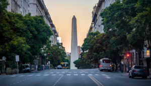 Avenida Corrientes com o Obelisco da Avenida 9 de Julho ao fundo, em Buenos Aires, Argentina, país que aderiu à Nova Rota da Seda