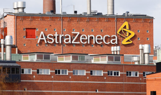 Fachada de fábrica de tijolos a vista da AstraZeneca com logo da empresa em branco em destaque