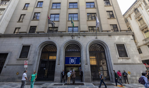 Fachada do prédio da B3, a bolsa de valores brasileira, que voltará ao horário de fechamento de 17h, em São Paulo