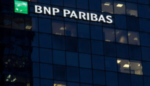 Prédio espelhado escurecido do banco BNP Paribas, em Quebec, no Canadá