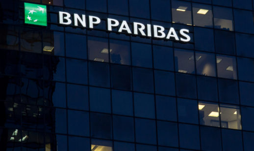 Prédio espelhado escurecido do banco BNP Paribas, em Quebec, no Canadá