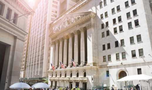 Fachada da NYSE, bolsa de valores de Nova York, nos EUA, alusivo à captação de empresas brasileiras no exterior