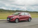 Hyundai HB20, líder entre os carros mais vendidos do Brasil em janeiro, na cor vinho, rodando por estrada asfaltada