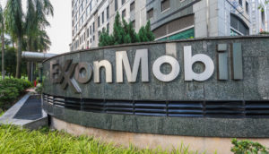 Fachada da Exxon Mobil, com destaque para letreiro prateado preso à parede cinza