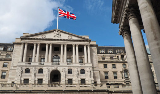 Perspectiva de baixo do prédio do Banco da Inglaterra, que elevou o juro do país e afetou o Ibovespa
