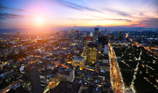 Vista aérea da via em São Paulo próxima ao obelisco, alusivo ao investimento em países emergentes