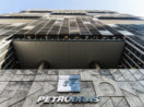 Perspectiva de baixo para cima da sede da Petrobras, no Rio de Janeiro, com o logo da empresa prateado em destaque