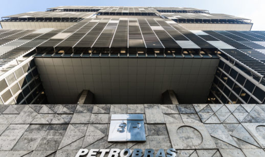 Perspectiva de baixo para cima da sede da Petrobras, no Rio de Janeiro, com o logo da empresa prateado em destaque