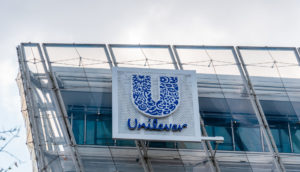 Fachada de prédio de vidro com logo da Unilever em azul