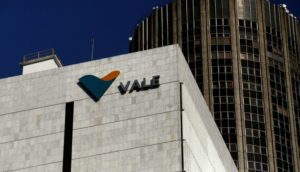 Prédio cinza da Vale, no Rio de Janeiro, com destaque para o logo da empresa