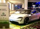 Porsche Taycan branco estacionado em vaga destinado à recarga, eletroposto da EZVolt, que recebeu aporte da Vibra Energia