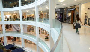 Interior do Shopping Leblon, com destaque para andares e escadas rolantes, detido pela Aliansce, que fez proposta de fusão à BRMalls