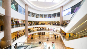 Interior de shopping center, alusivo à Aliansce