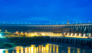 Hidrelétrica de Itaipu, no Brasil, no início da noite, com luzes acesas, alusivo ao socorro do governo federal ao setor elétrico brasileiro