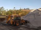 Escavadeira com areia sustentável produzida pela Vale em Itabira, Minas Gerais