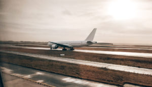 Foto de avião decolando em pista, alusivo ao acidente na China